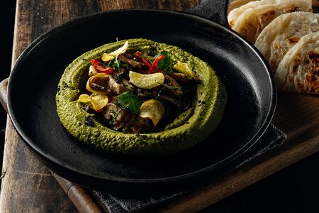 Хумус из артишоков, шиитаке и ротти 