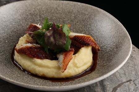 Угорь с трюфельным пюре и японским BBQ