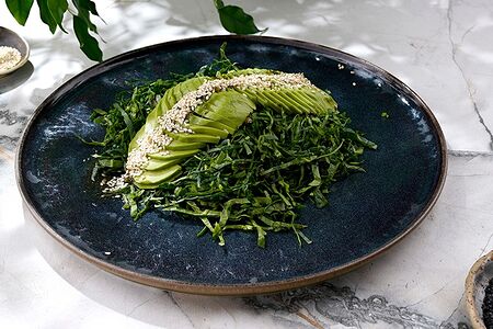 С копченым угрём и авокадо 