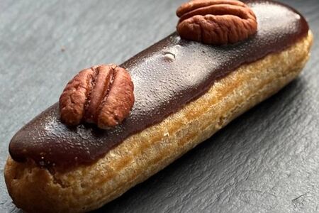 Эклер с шоколадным кремом