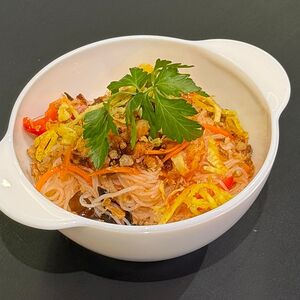 Острый салат с цыплёнком и фунчозой