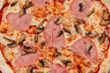 Пицца с ветчиной и грибами