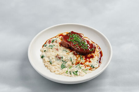 Щеки томленые с рисом, вялеными томатами и пармезаном