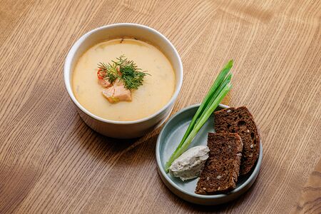 Сливочно-пряная  уха с лососем 