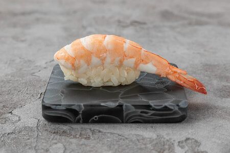 Тигровая креветка нигири