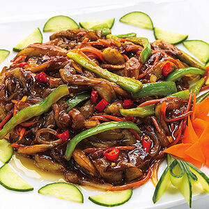 Баклажаны с перцем, обжаренные в соевой пасте