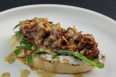 Брускетта с томлёной говядиной