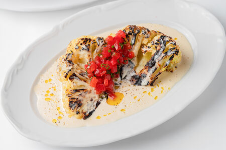 Жареная цветная капуста с соусом пепе верде и томатной сальсой