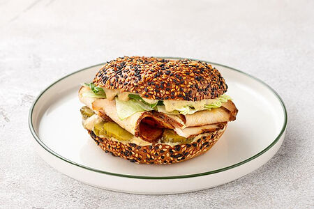 Сэндвич на бейгле с пастрами из индейки