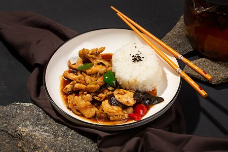 Жареное мясо с овощами и рисом на пару