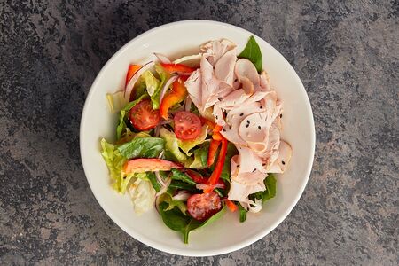 Листья салата с нежной индейкой