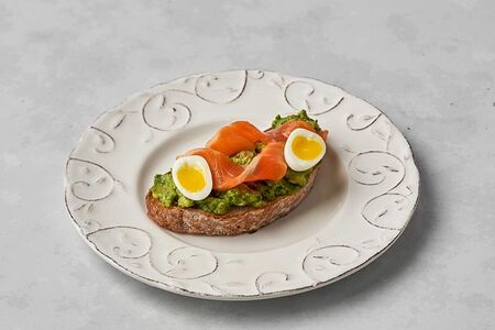 Сморреброд с авокадо и форелью