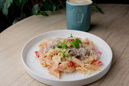 Паста с уткой в сливочно-ореховом соусе и пармезаном