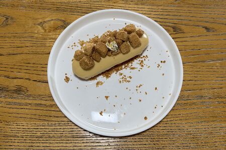 Эклер с карамелью и песочным печеньем