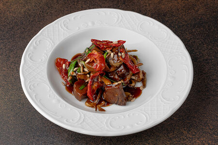 Говяжий язык в перечной карамели с грибами