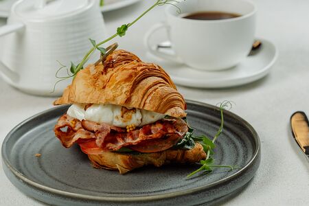 Круассан с беконом