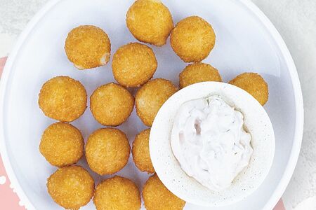 Сырные шарики с соусом тартар 