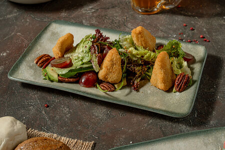 Салат с сыром и орехом пекан