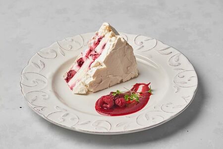 Меренговый торт с малиной