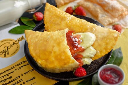 Чебурек с клубникой и бананом