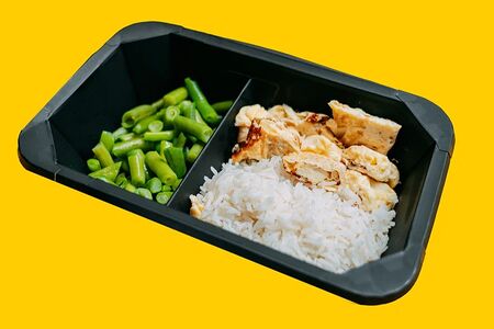 Рис с омлетом, фасолью и ореховым соусом