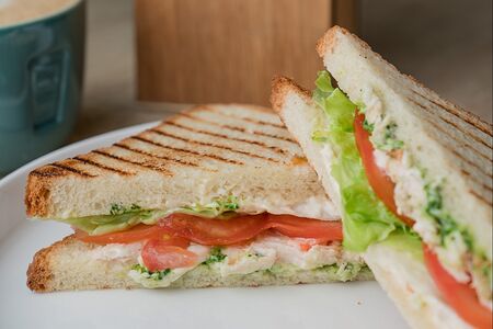 Сэндвич с курицей в соусе айоли