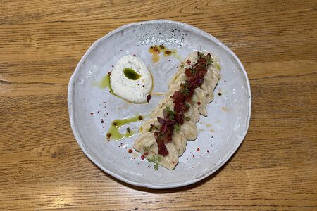 Домашние вареники с картофелем и луком, пряной сметаной и хрустящим беконом