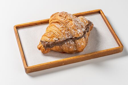 Круассан с шоколадной пастой