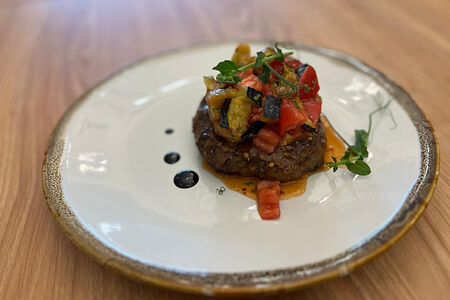 Бифштекс из говядины с томатами и баклажанами