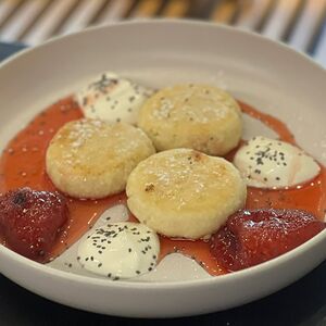 Сырники со сметаной и домашним вареньем