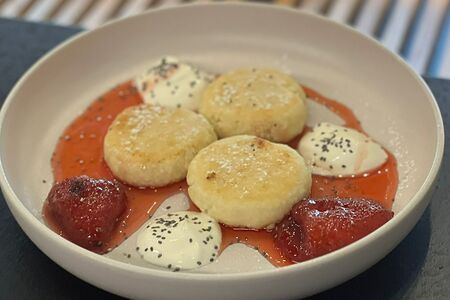 Сырники со сметаной и домашним вареньем