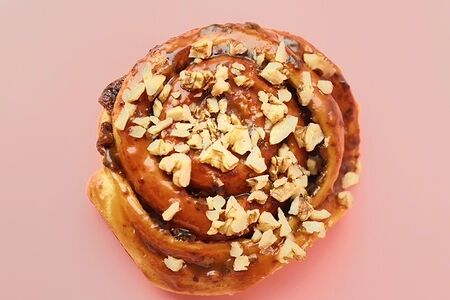 Булочка со сливой и грецким орехом