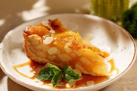 Пирог яблочный с корицей и изюмом