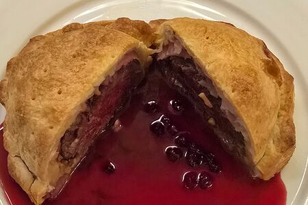 Биф Веллингтон с брусничным соусом