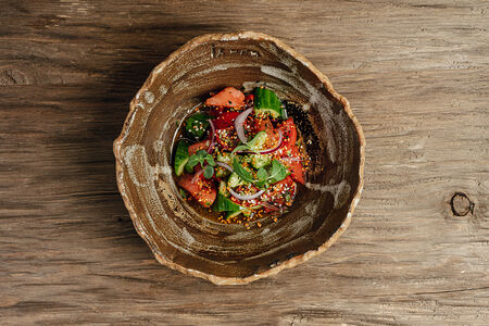 Свежий салат с томатами, арбузом и юдзу шисо