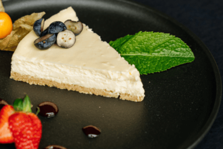 Чизкейк с малиновым соусом