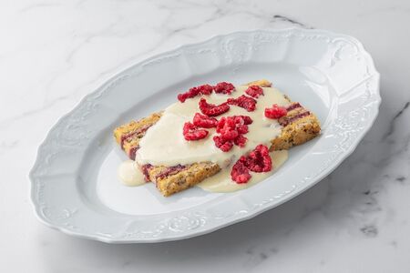 Эстерхази с сезонными ягодами и сливочным соусом