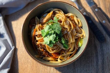 Удон с курицей и грибами шиитаке