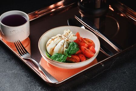 Буррата с томатами и песто