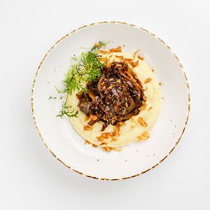 Томленые говяжьи щёчки в перечном соусе с картофельным пюре