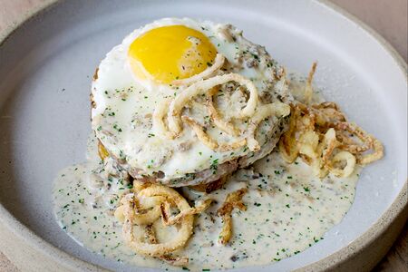 Бифштекс с грибным соусом