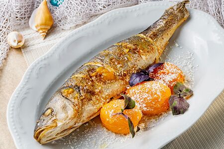 Сибас, запеченный с томатами