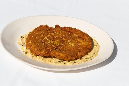 Шницель куриный с соусом тартар