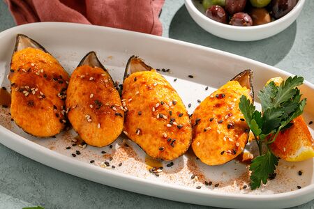 Запеченные мидии под спайси соусом