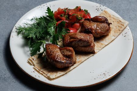 Шашлык из cвинoй шеи с овощной сальсой