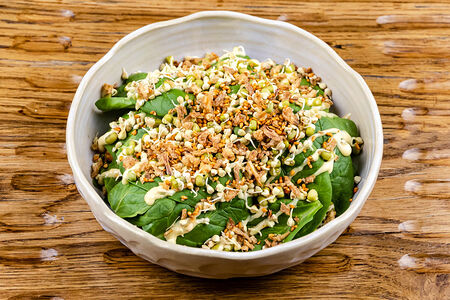 Хрустящий цыпленок, шпинат, проростки маша