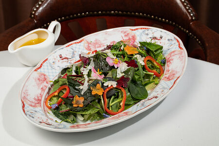 Гранд-салат из сезонных овощей и ароматных трав