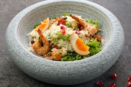 Салат с креветками и подкопченным лососем