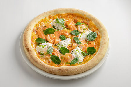 Пицца с лососем, креветками и cтрачателлой