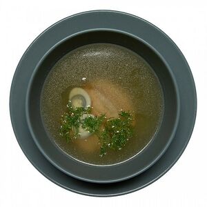 Бульон куриный с перепелиным яйцом